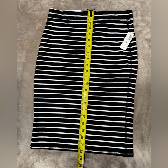 Old Navy Women's Black and White Striped Pencil Skirt - Picture 6 of 7